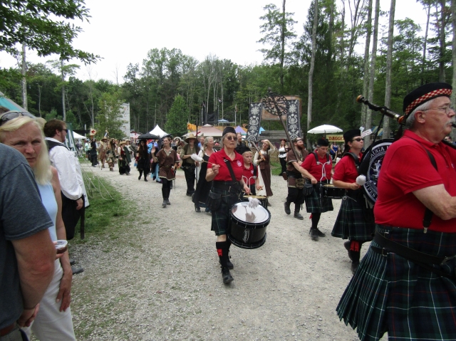 parade261105.jpg