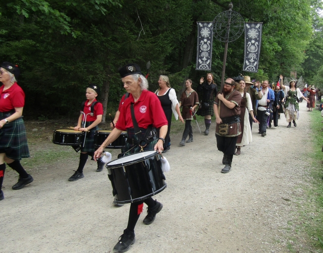 parade261106.jpg